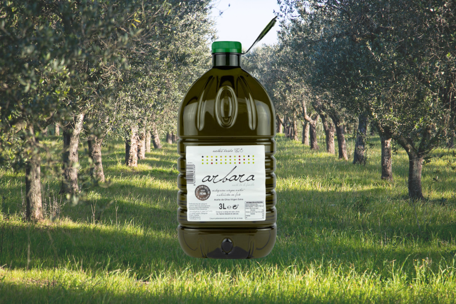 Botella de 3 litros de aceite de oliva virgen extra Arbara en un olivar, representando la evolución del diseño y el compromiso con la calidad.