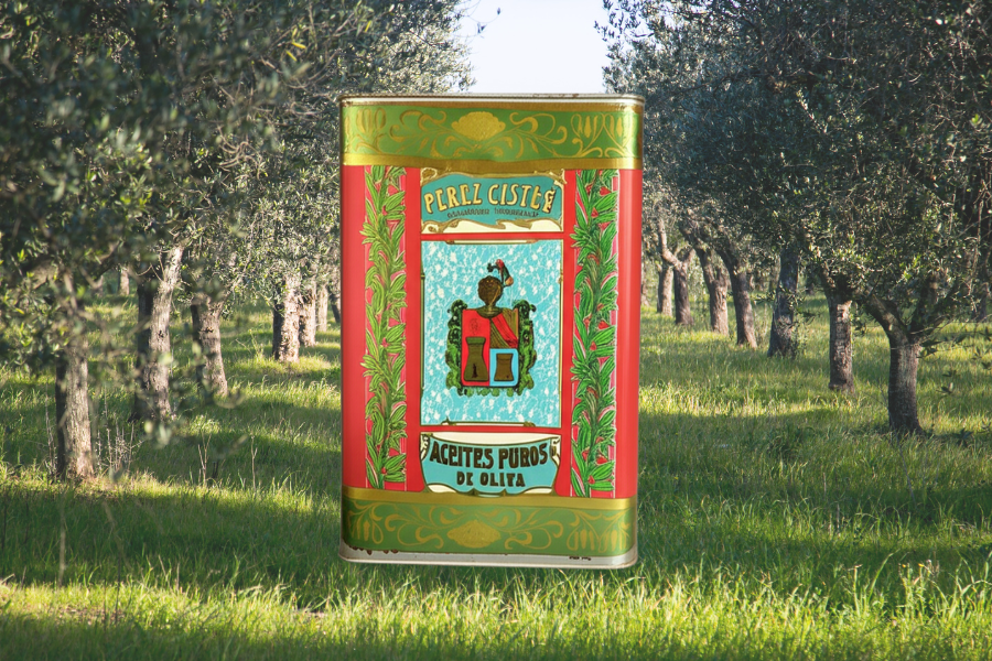 Lata antigua de aceite de oliva virgen extra Arbara entre olivos, mostrando el diseño original de la marca y su historia centenaria.