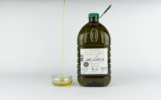 Aceite Arbara 3L siendo vertido en copa de cristal
