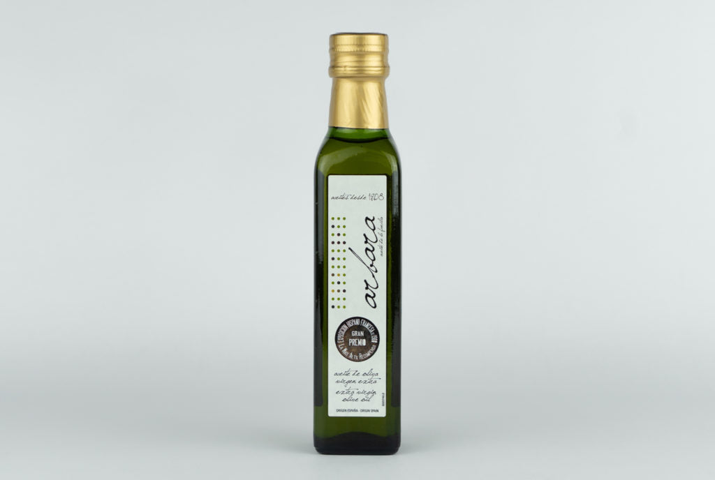 Botella de 250 ml de aceite de oliva virgen extra Arbara sobre fondo blanco