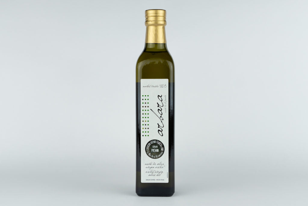 Botella de 500 ml de aceite de oliva virgen extra Arbara sobre fondo blanco