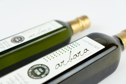 Dos botellas de 500 ml Arbara en ángulo — aceite de oliva virgen extra arbequina