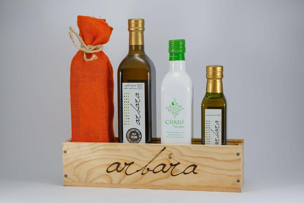 Caja de madera con botellas de aceite Arbara y Cierzo y una bolsa de tela naranja