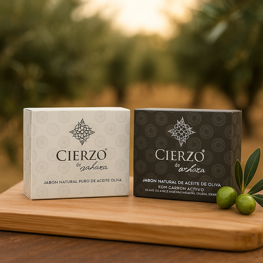 Jabones Cierzo de azahar en blanco y negro sobre una tabla de madera, con olivos y aceitunas al fondo.