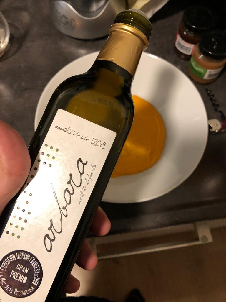 Vertido de aceite de oliva virgen extra Arbara en cuenco de cerámica