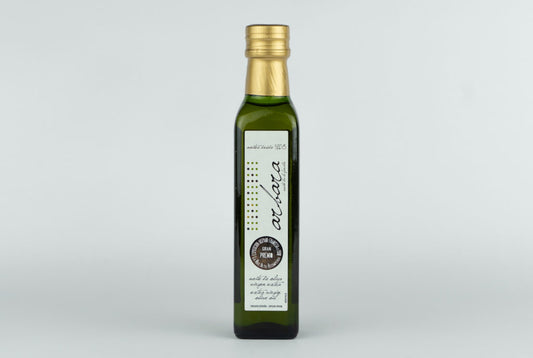 Botella de 250 ml de aceite de oliva virgen extra Arbara sobre fondo blanco