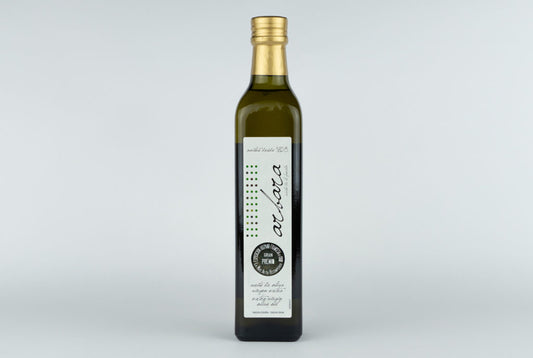Botella de 500 ml de aceite de oliva virgen extra Arbara sobre fondo blanco