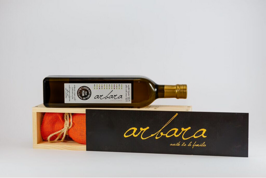 Aceite de oliva virgen extra Arbara premium en botella elegante dentro de una caja de madera con tapa deslizable.