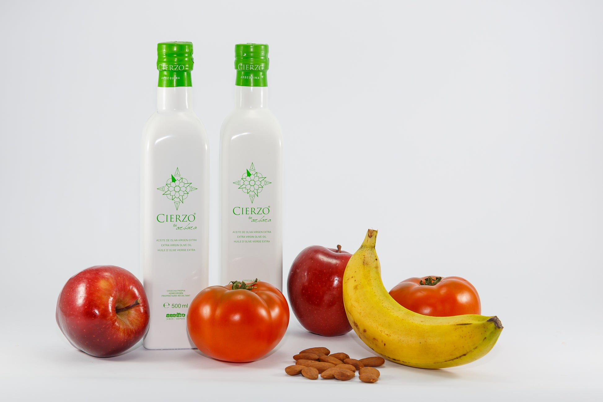 Dos botellas CIERZO de Arbara con frutas frescas — manzana y plátano