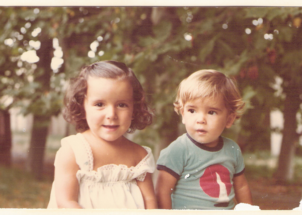Fotografía de infancia de los actuales propietarios de Arbára, reflejo del legado familiar que perdura a través del tiempo.